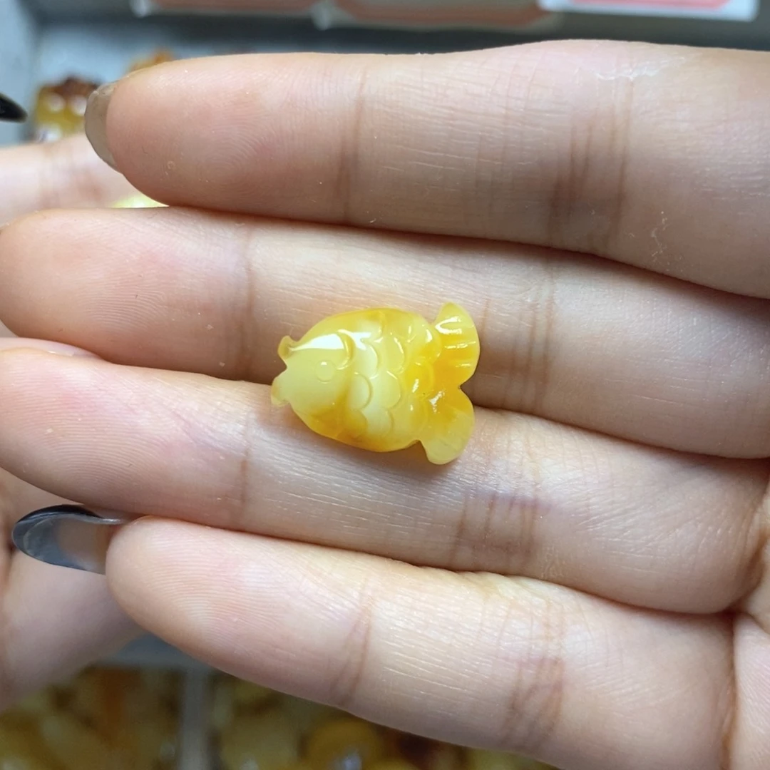 未镶嵌颈饰琥珀鱼