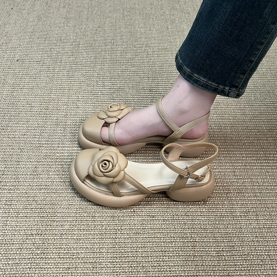 夏季百搭时尚包头凉鞋女粗跟厚底花朵镂空一字式扣带凉鞋女