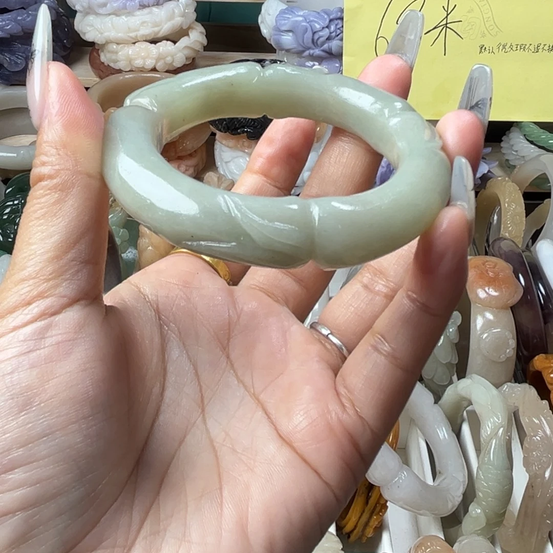 石英质玉未镶嵌雕花手镯
