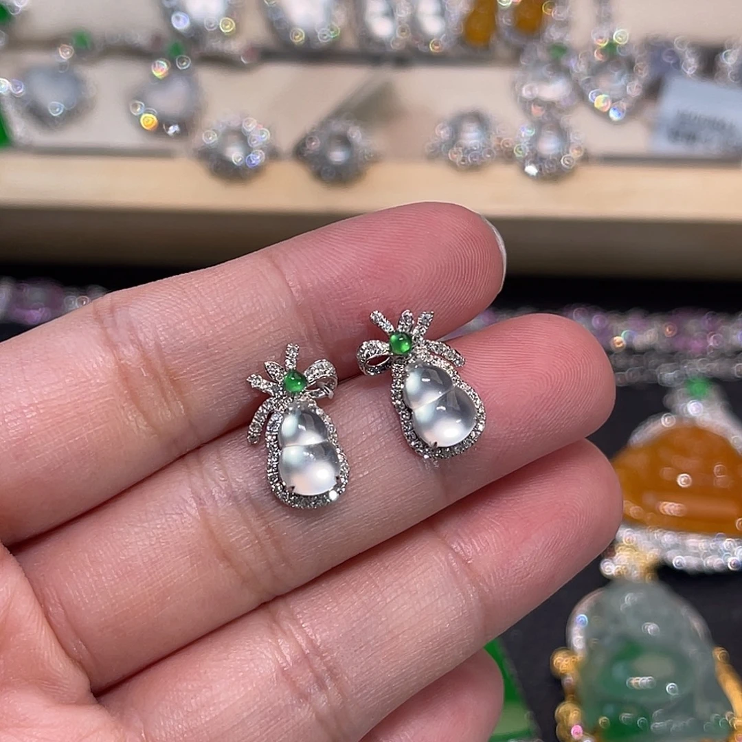 18K金镶嵌翡翠耳饰玻璃种葫芦