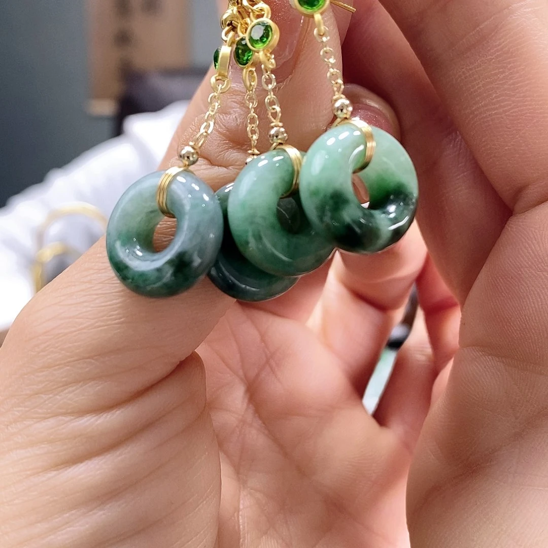 翡翠耳饰未镶嵌多样发其一