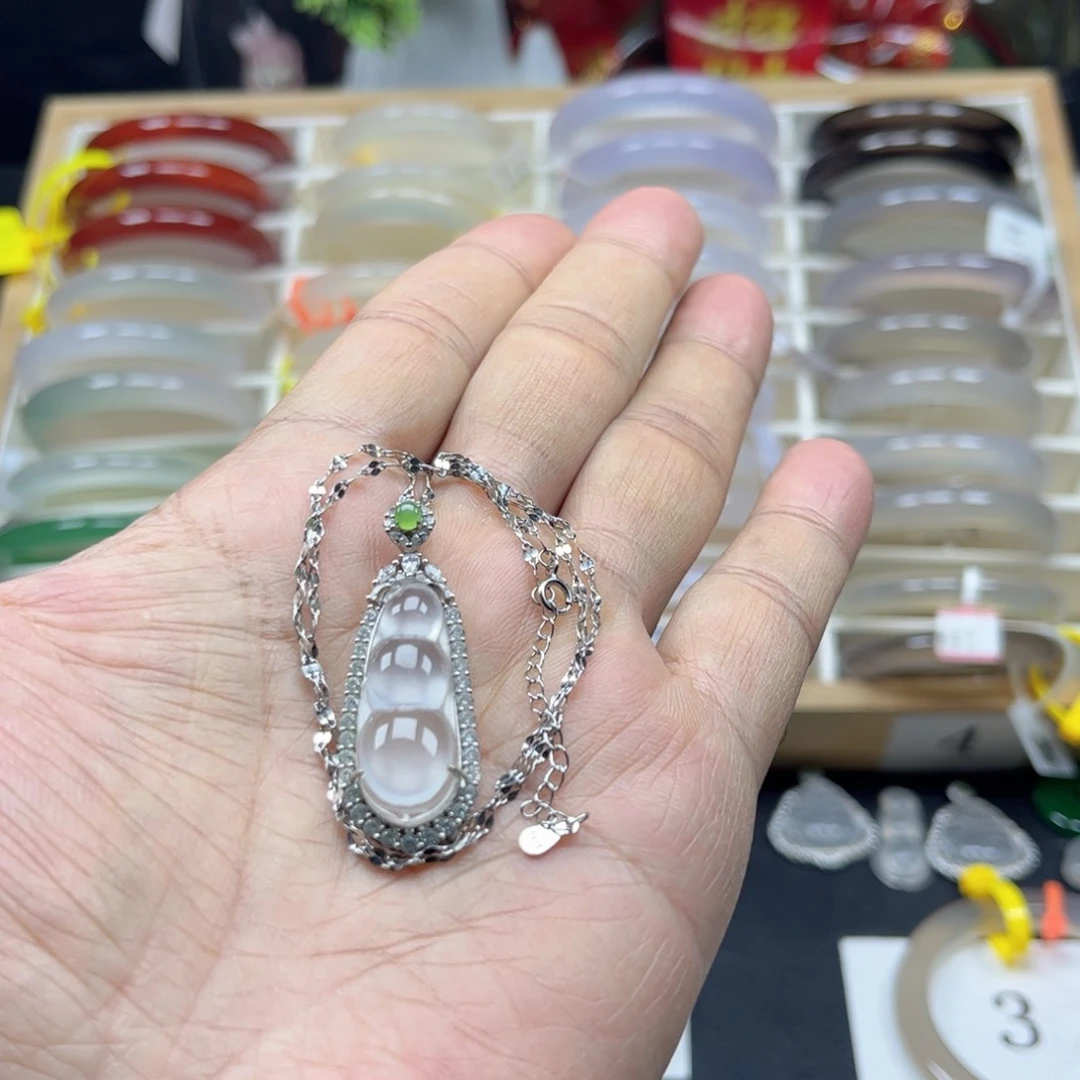 石英质玉颈饰合金激****逵