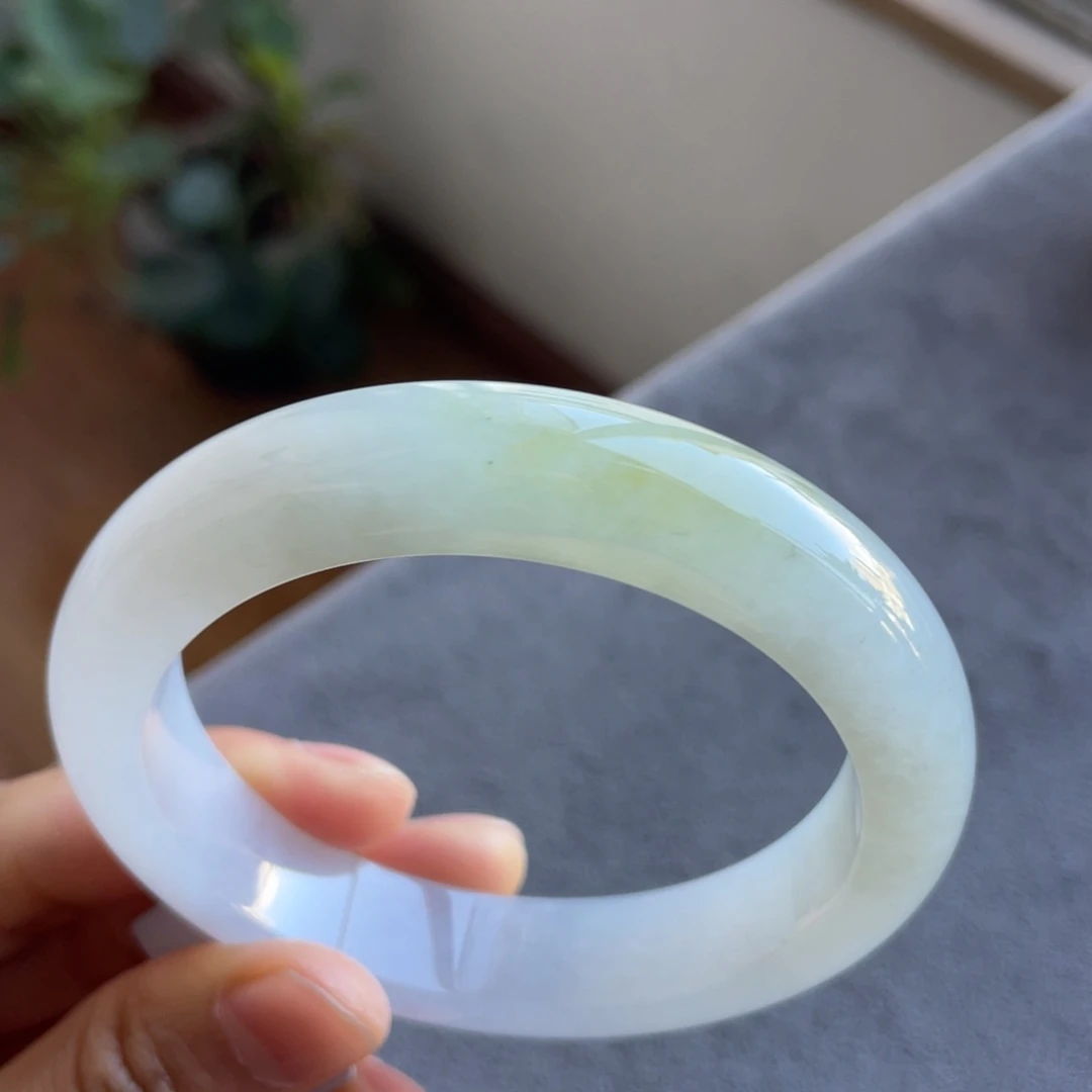 翡翠未镶嵌手镯飘黄