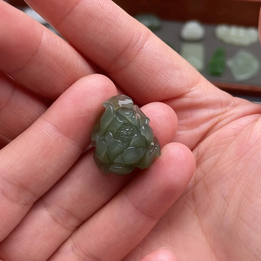 猫***咪和田玉未镶嵌颈饰牡丹花吊坠