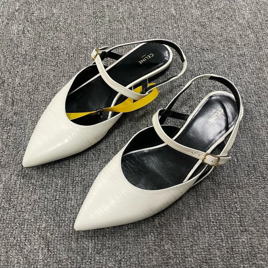 95新 Celine/思琳  尖头搭扣时尚平底鞋 38码/5499