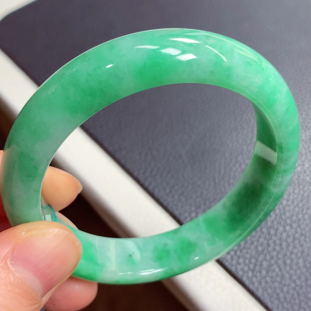 翡翠手镯未镶嵌翡翠