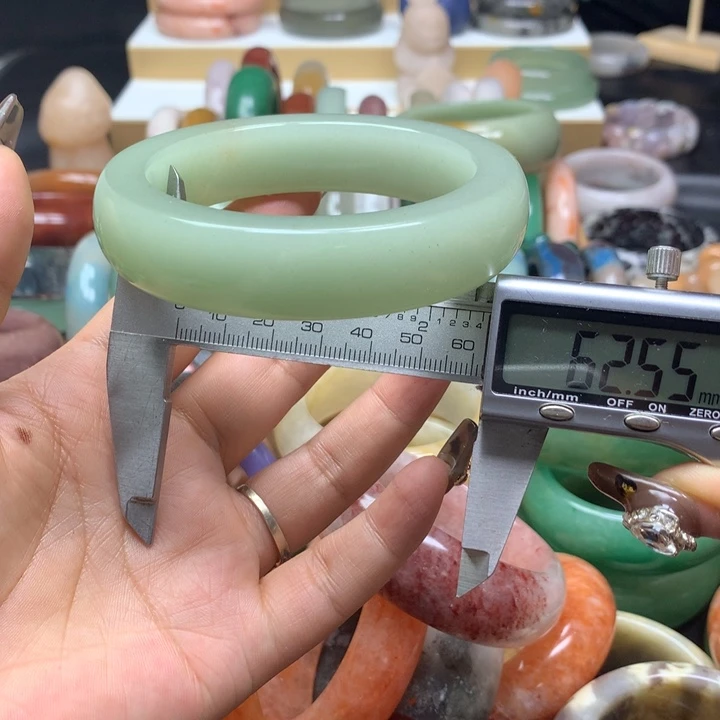 未镶嵌手镯石英质玉