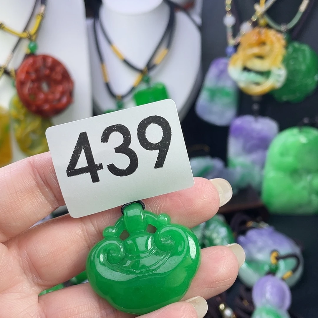 翡翠未镶嵌吊坠(赠链)