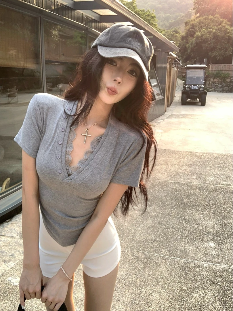 纯欲辣妹蕾丝拼接V领纽扣短袖T恤女2025新款收腰显瘦打底短款上衣