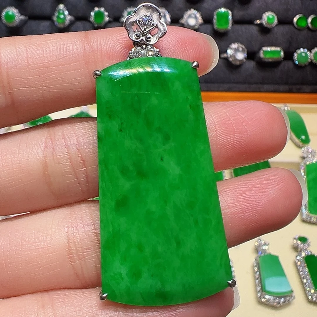 翡翠颈饰18K金镶嵌吊坠