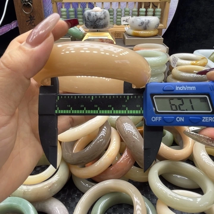 石英岩玉未镶嵌手镯