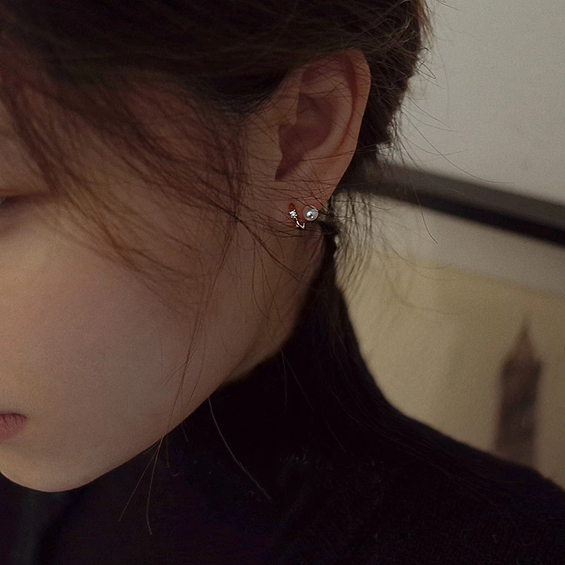 铜合金仿珍珠耳饰 设计感珠珠耳钉女精致小巧轻奢夏季耳饰新款潮