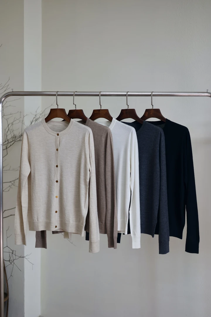 见暖-简约精纺圆领百搭羊绒针织开衫