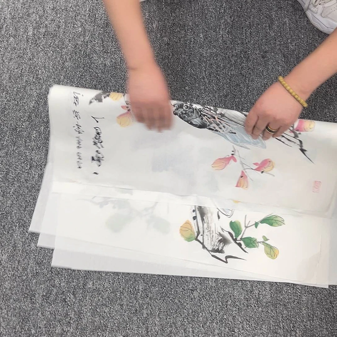 国画卖字画的小男孩