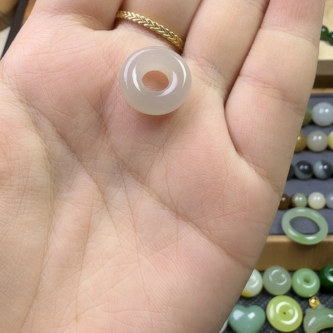 桃***夭和田玉未镶嵌颈饰甜甜圈