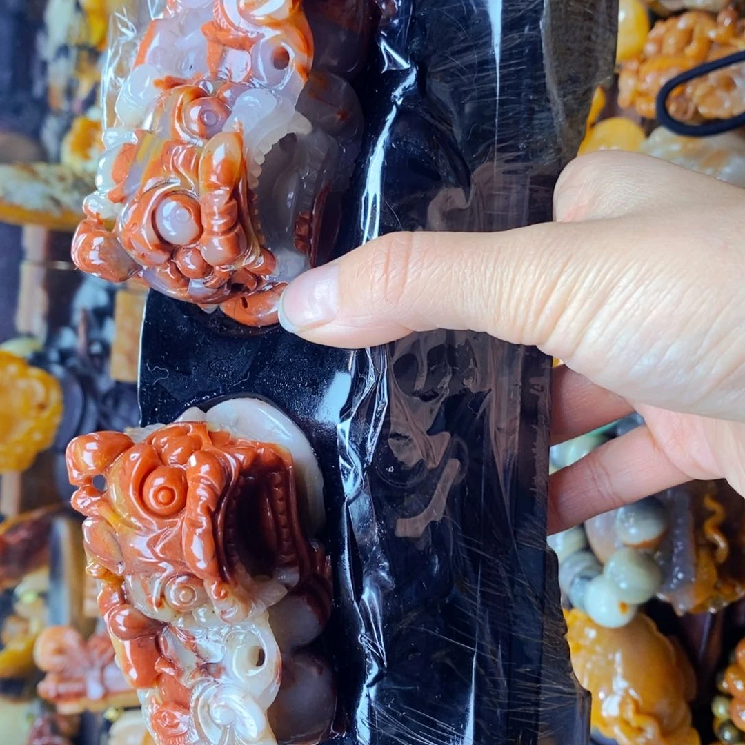 未镶嵌石英质玉（黄龙玉）颈饰