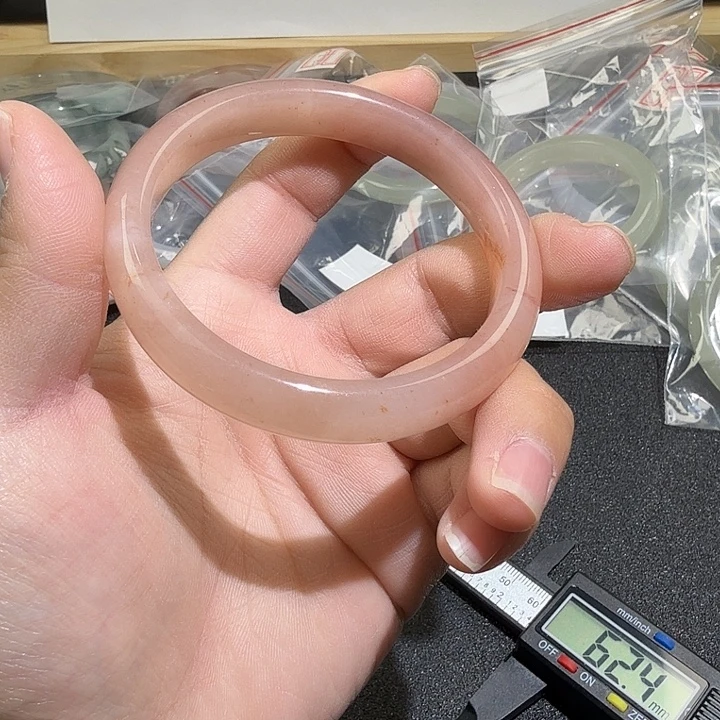 石英岩玉合金手镯金丝玉桃花酿