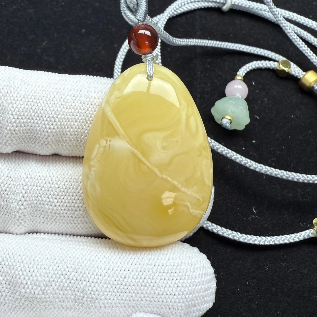 Y1434天然蜜蜡制品 俄料小水滴26*37*10mm 一物一图假一罚十