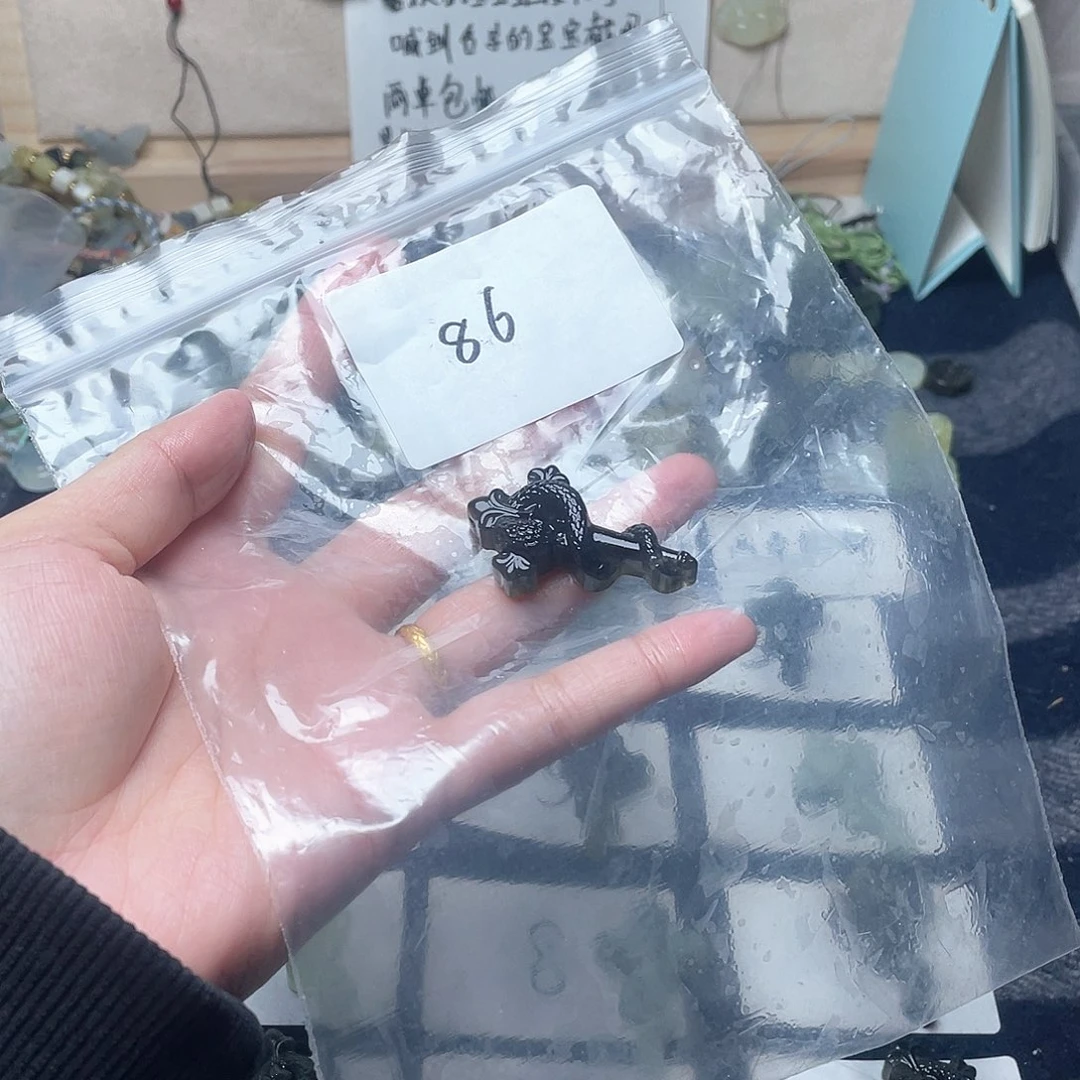 蛇纹石玉颈饰未镶嵌月****）