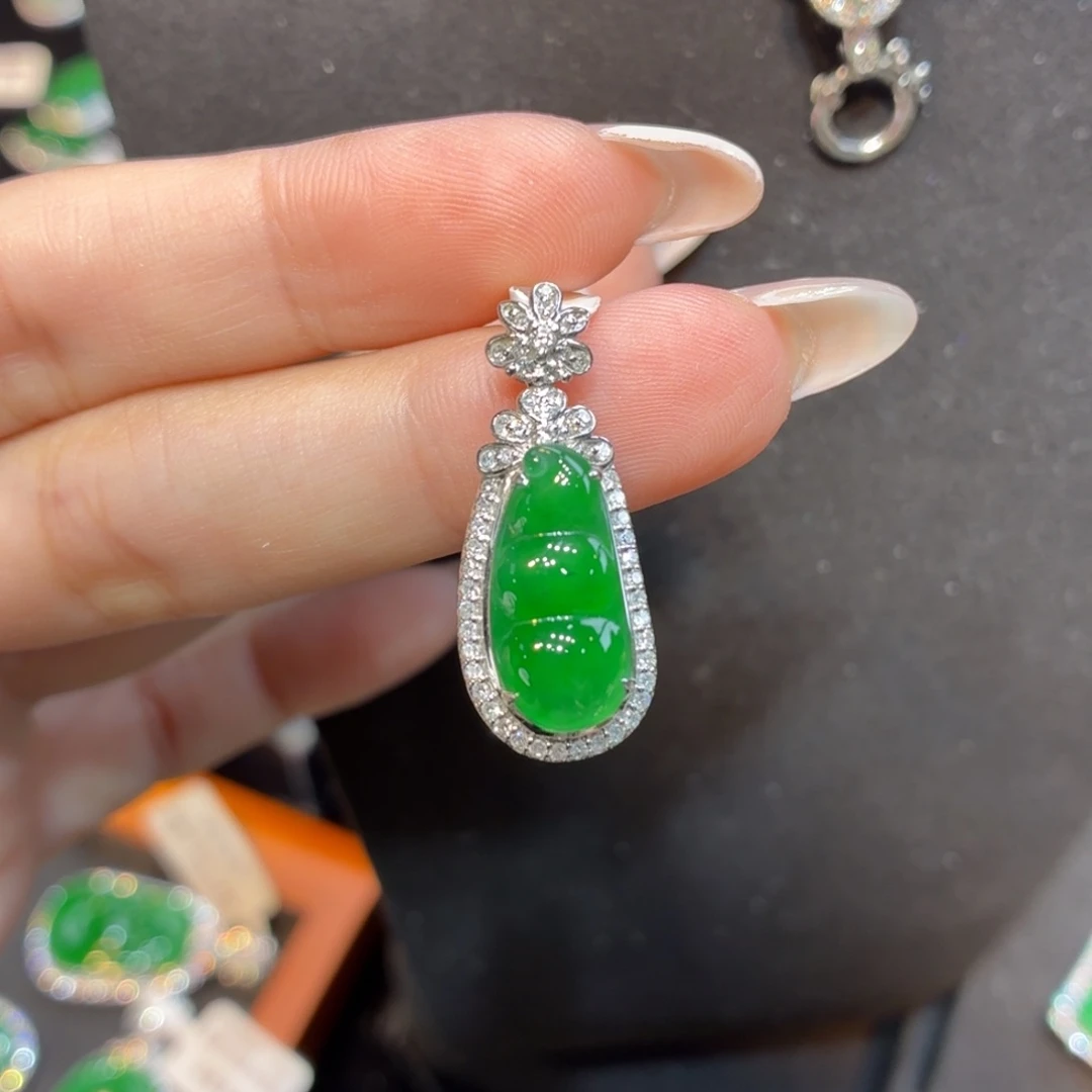 翡翠18K金镶嵌颈饰