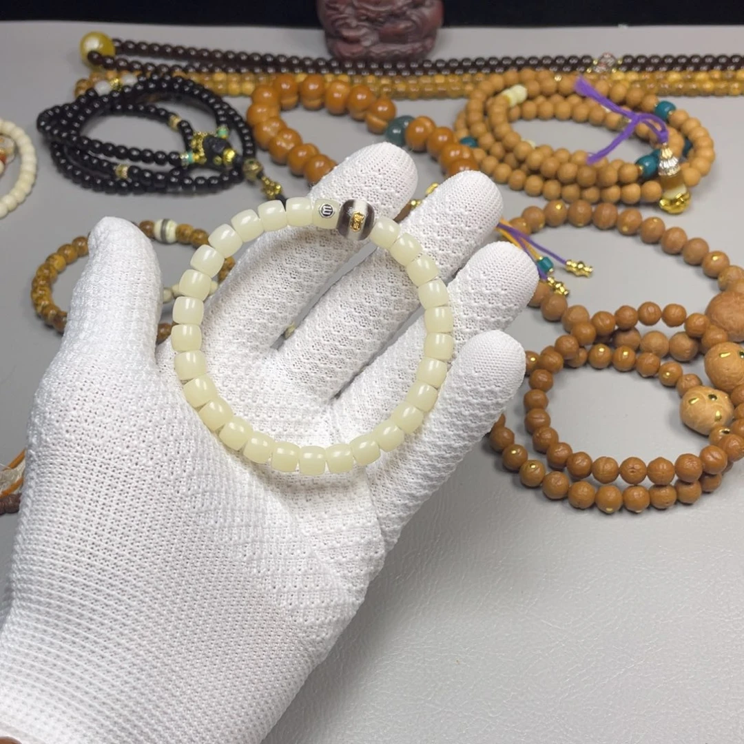 吊坠白玉菩提。。。。。。。。。。。