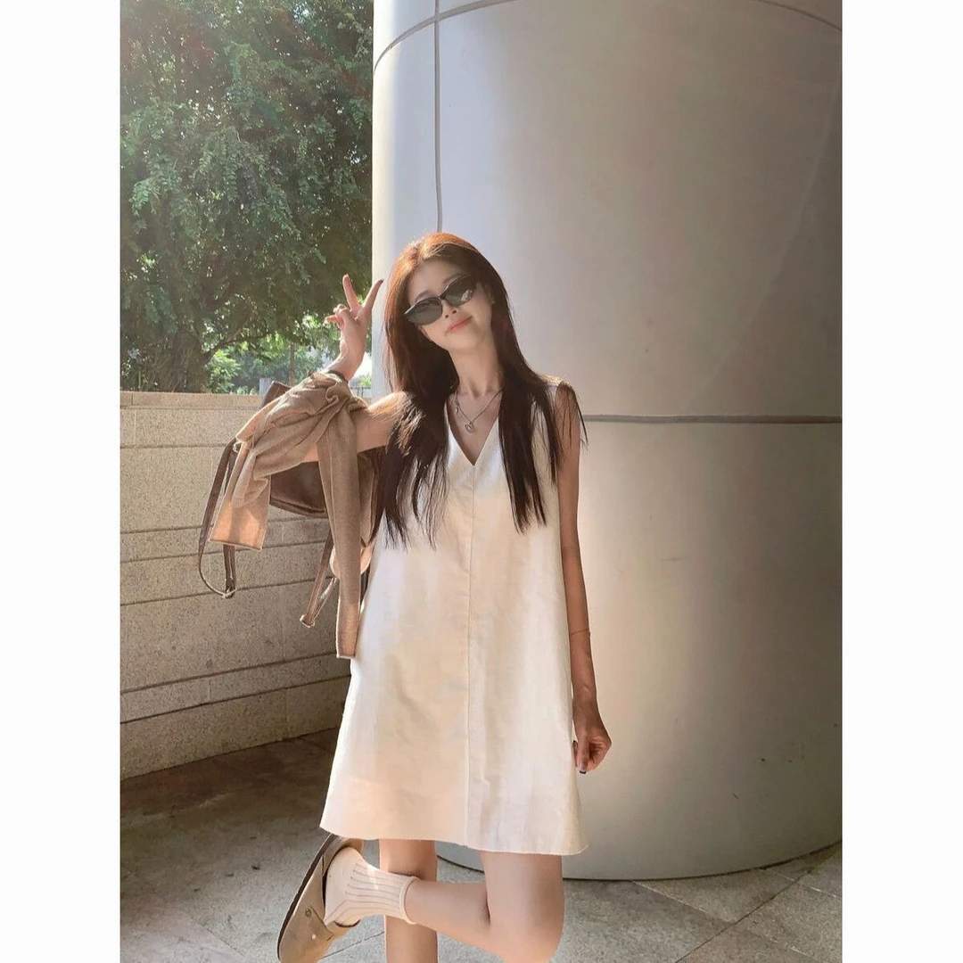 夏季无袖白色v领连衣裙女纯简约纯色宽松显瘦短裙时尚新款女装ins