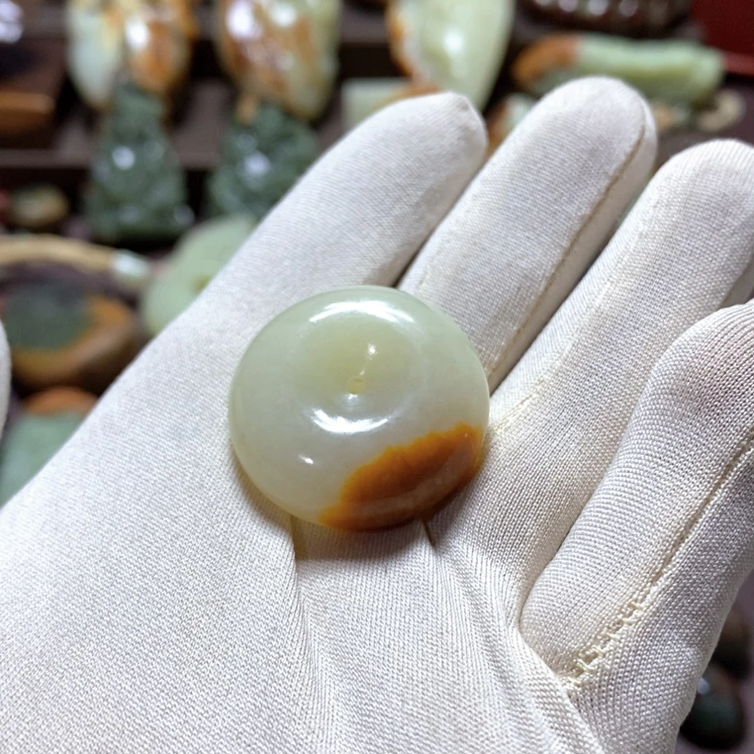 透闪石质玉未镶嵌挂件