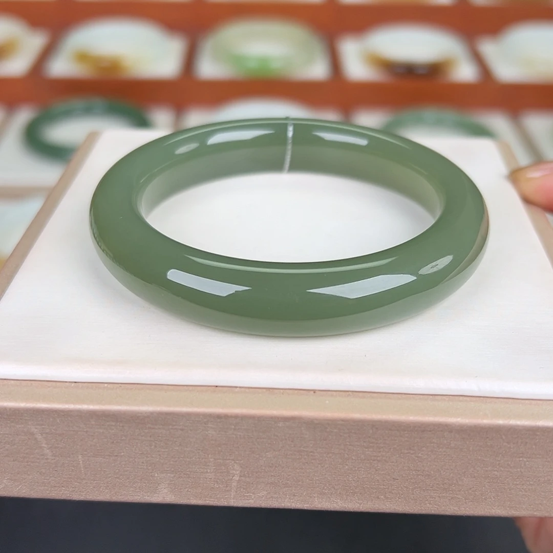 和田玉未镶嵌手镯和田玉湖水绿手镯