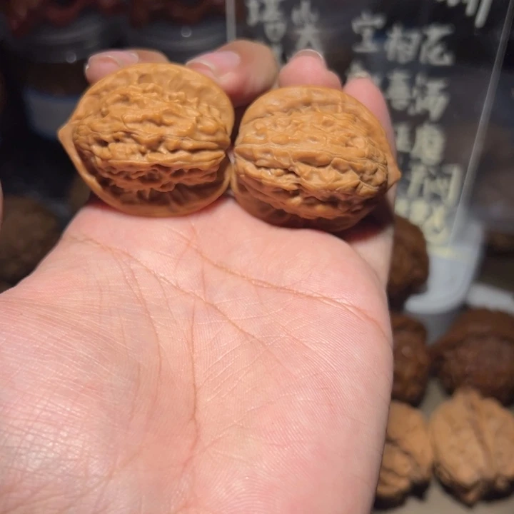 এ***阳吊坠文玩核桃33.5大红袍油蜡皮