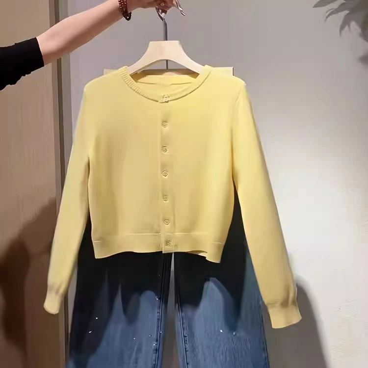 奶黄色单排扣针织开衫女春冬新款软糯温柔小个子短款毛衣外套上衣