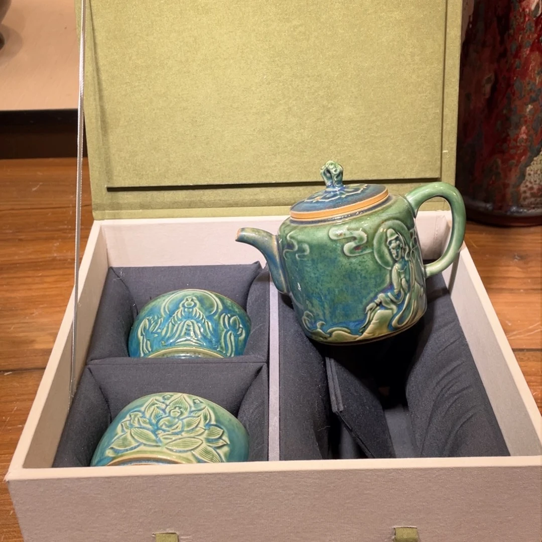 q***i钧瓷瓶身的装饰是一