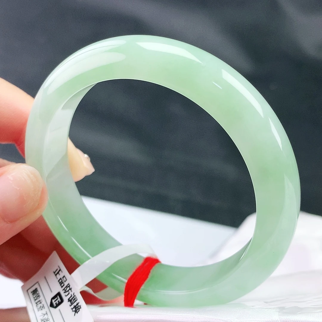 翡翠手镯未镶嵌56圈