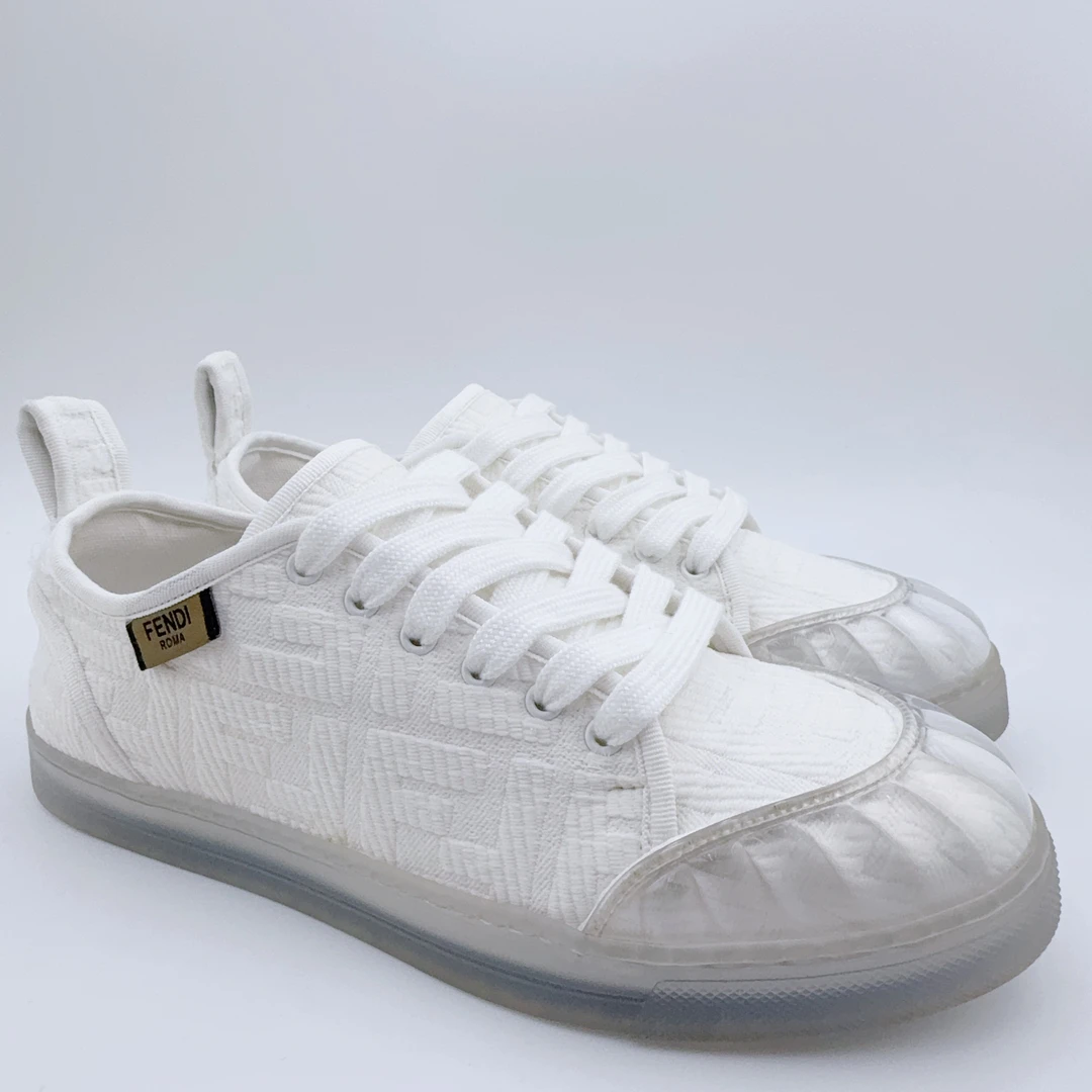 95新 FENDI/芬迪 36码/白色满印轧纹板鞋