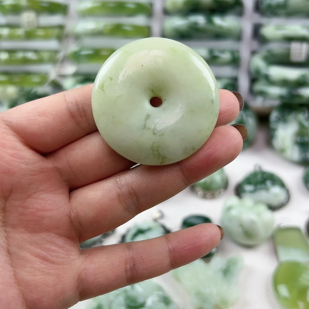 蛇纹石玉未镶嵌颈饰