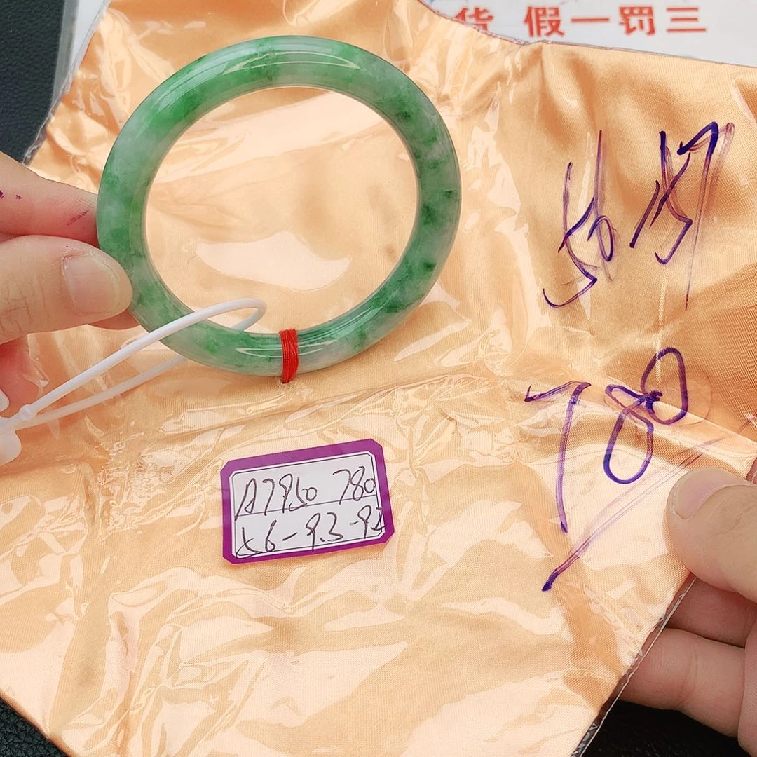 翡翠手镯未镶嵌翡翠
