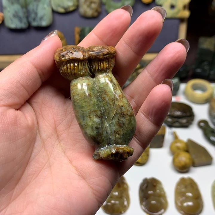 透闪石质玉未镶嵌颈饰