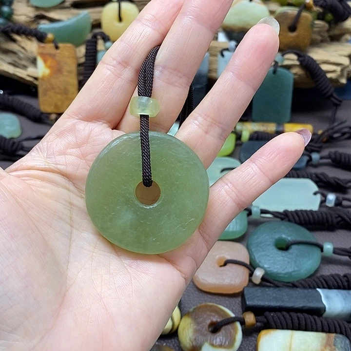 未镶嵌蛇纹石玉颈饰
