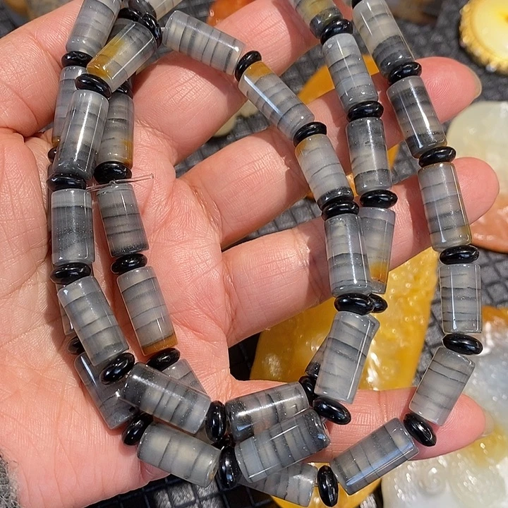 石英质玉（黄龙玉）未镶嵌颈饰