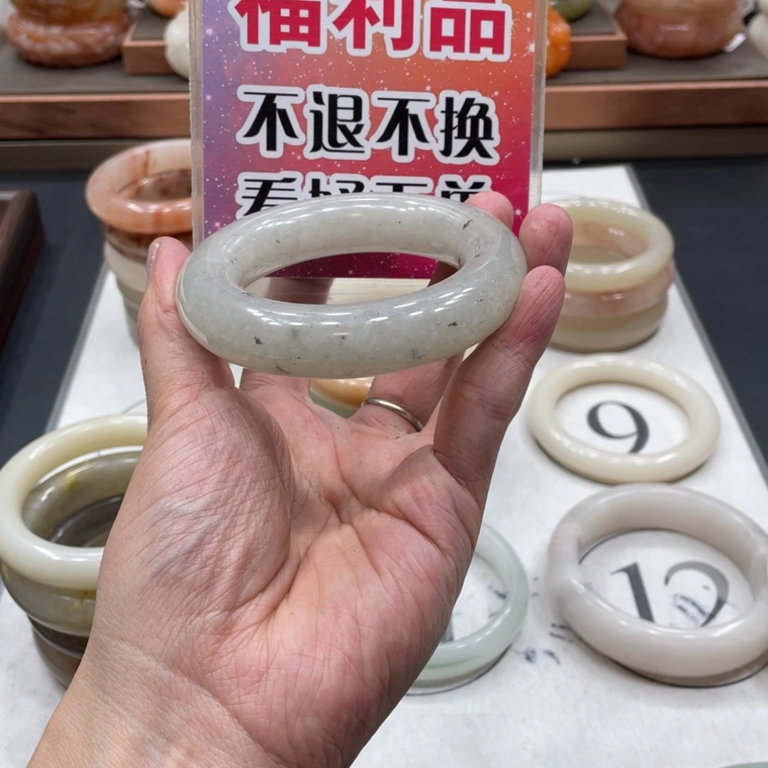 喵****石英质玉未镶嵌手镯