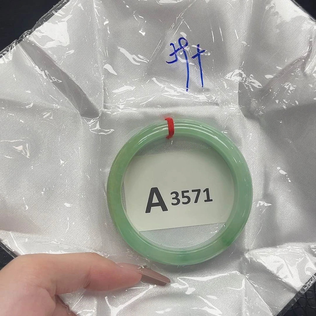 翡翠手镯未镶嵌默认瑕疵