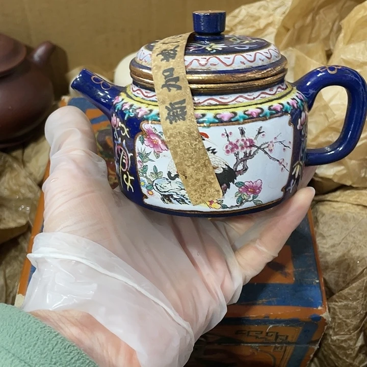 茶壶紫砂矿泥料，手工制作的一把紫砂壶。