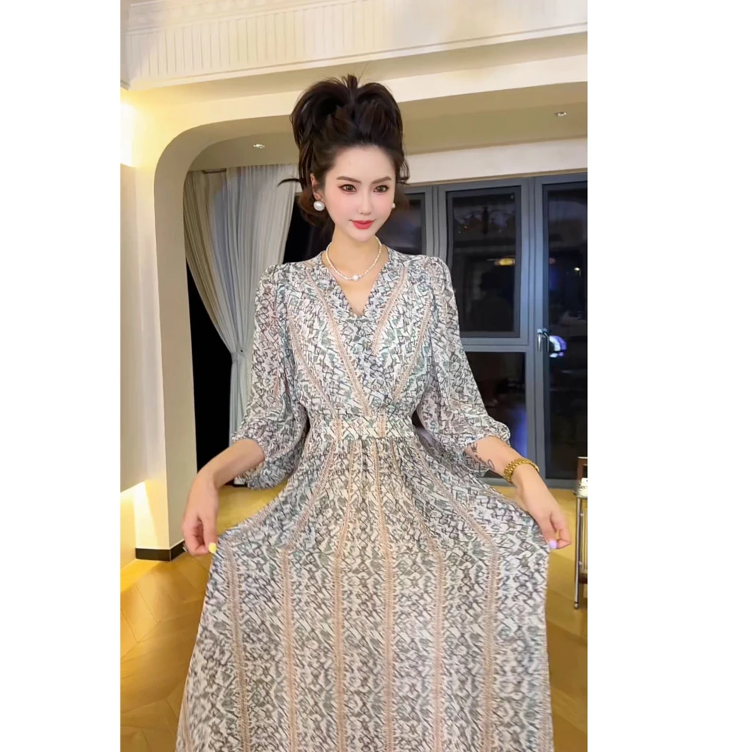 波西米亚高级感新品V领碎花连衣裙2025年新款设计感收腰长裙
