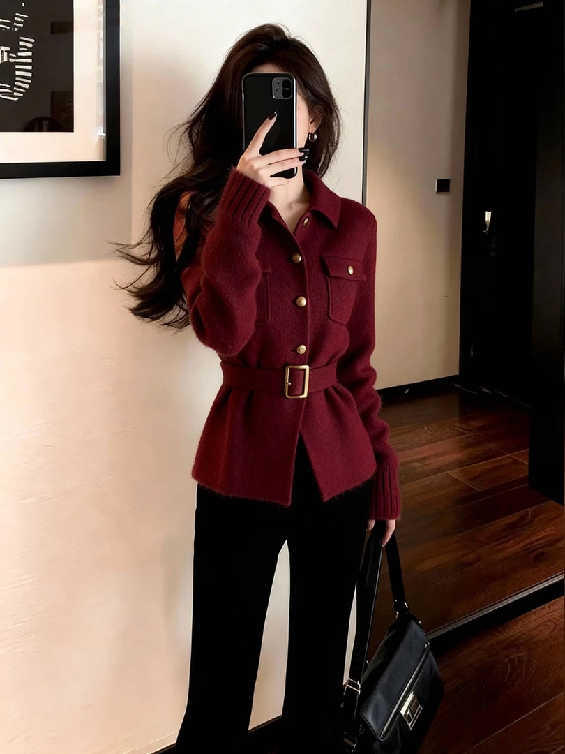 潮流时尚百搭中性风流行时尚红色上衣女2025冬POLO领收腰毛衣开衫