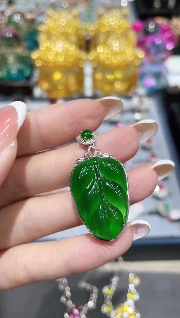 18K金镶嵌翡翠吊坠