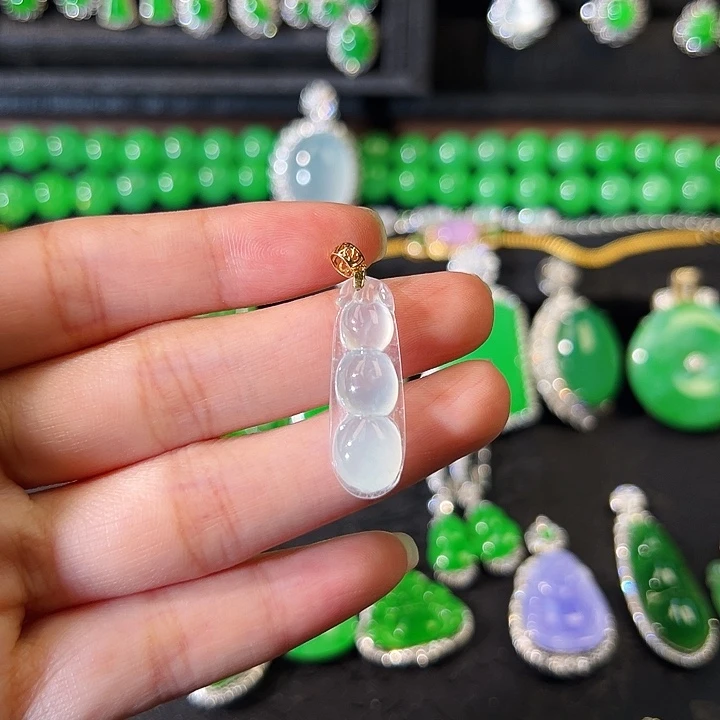 翡翠18K金镶嵌颈饰吊坠