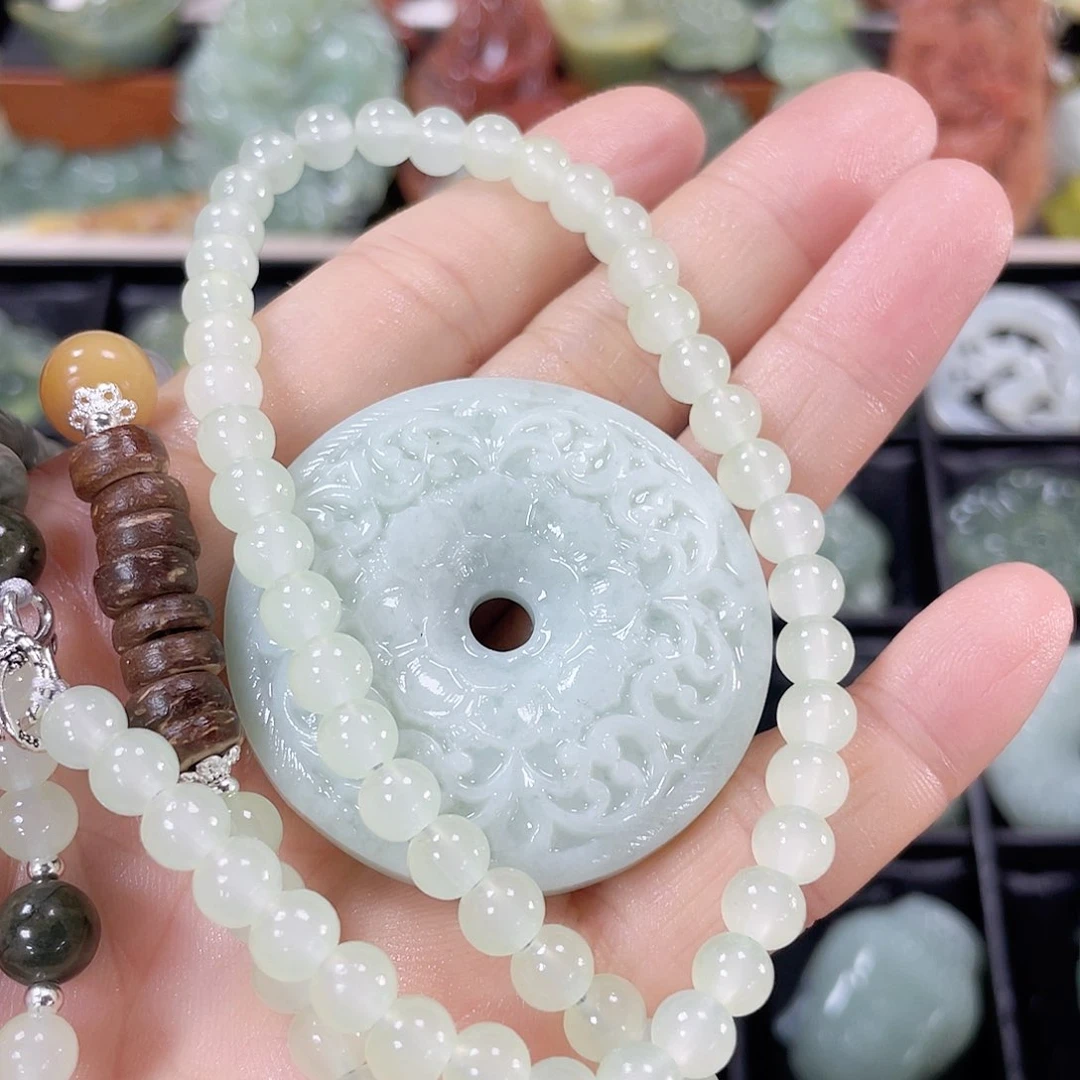 蛇纹石玉颈饰合金哈*雕