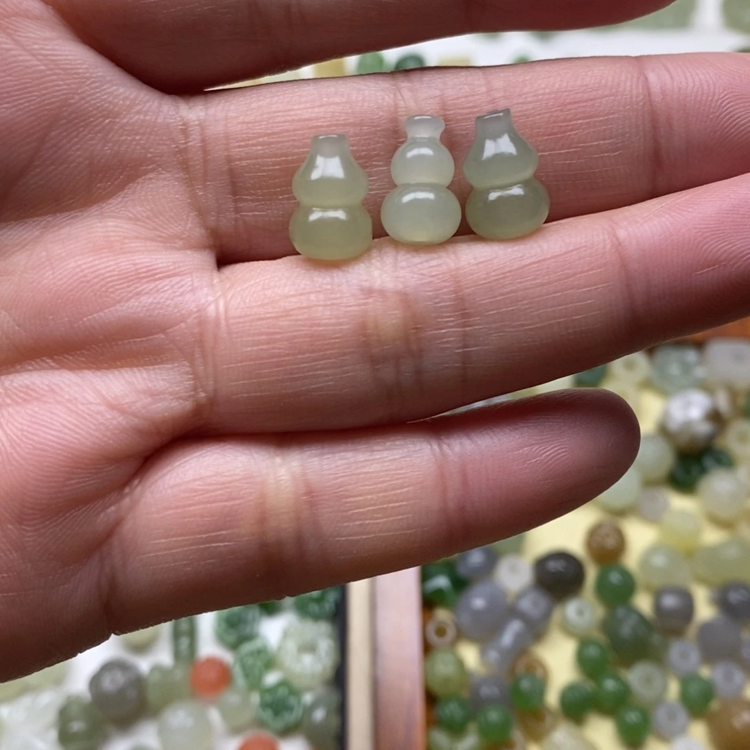 桃***淘和田玉未镶嵌颈饰