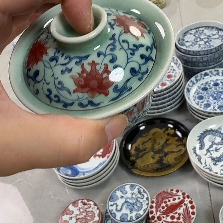 瓷片釉里红缠枝莲二才马蹄盖碗