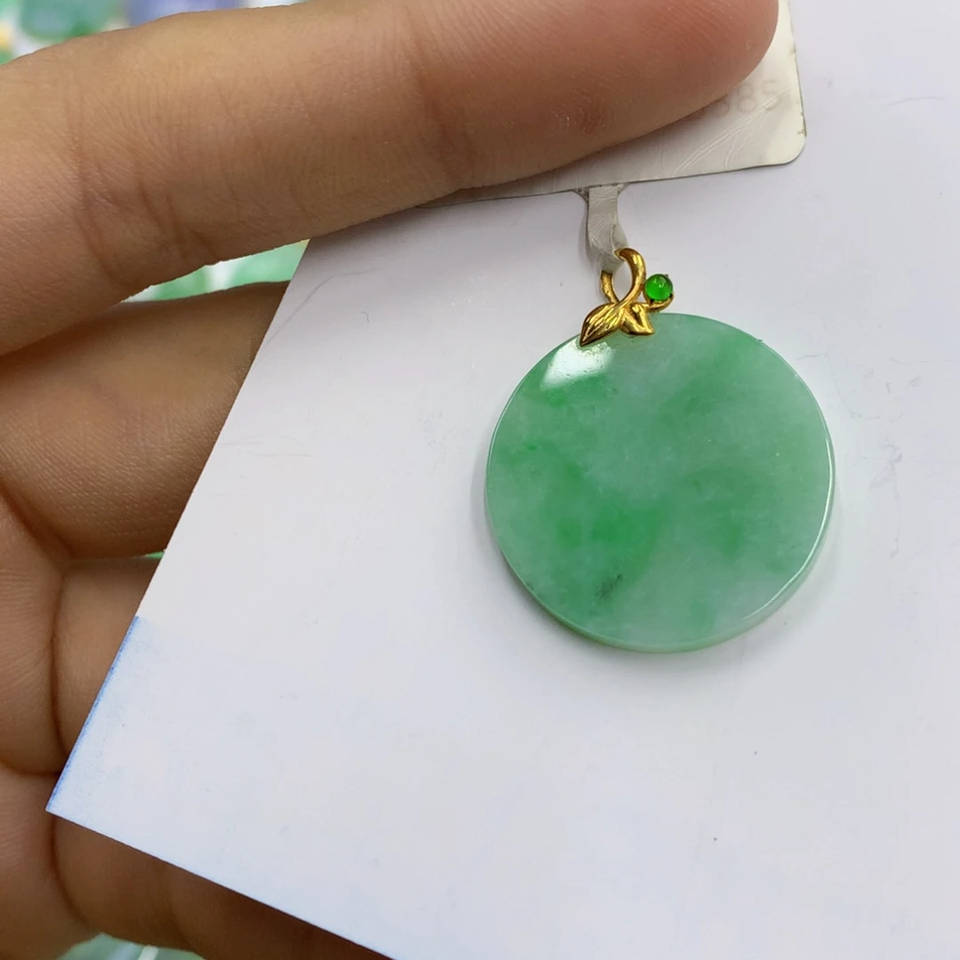 翡翠18K金镶嵌颈饰翡翠