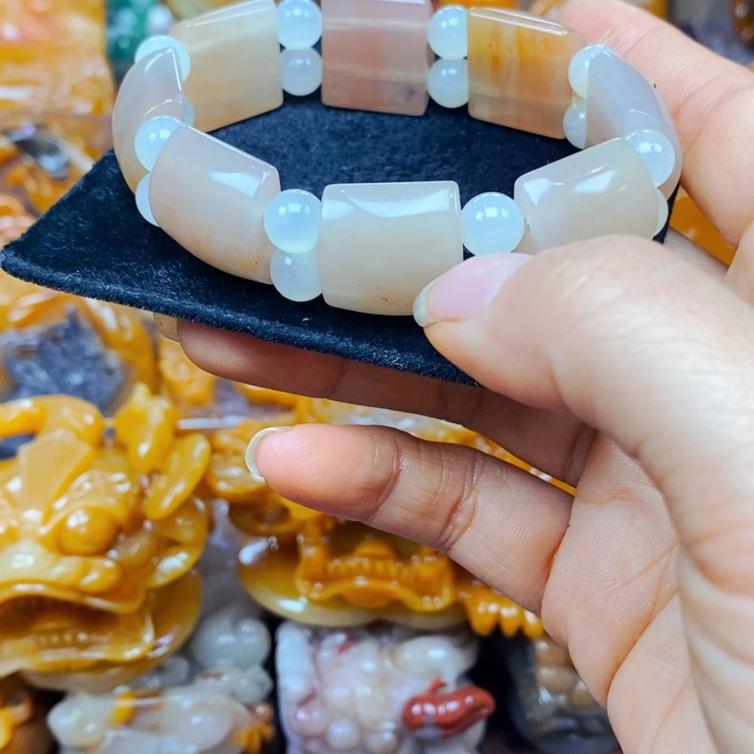 未镶嵌石英质玉（黄龙玉）颈饰